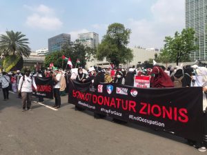 Aktivis NYC Indonesia dan OIC Indonesia menyampaikan aspirasi untuk mendukung Palestina di depan Kedutaan Amerika Serikat (Jumat, 21/05/2021)